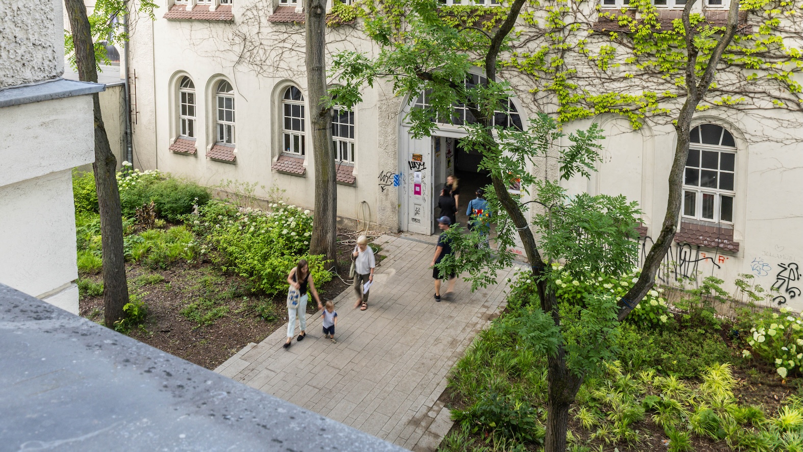 Die großen Bestandsbäume wurden alle erhalten. Diese gliedern sich gut in die neue Gestaltung ein.